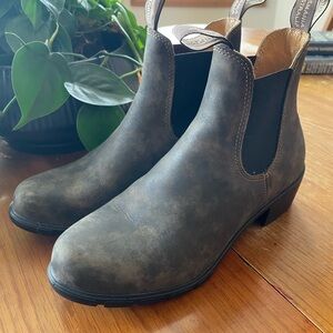 Blundstone Women's Chelsea Heeled Boots in Distressed Brown